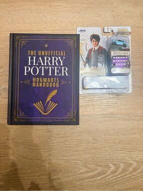 The Unofficial Harry Potter Hogwarts Handbook - Purple